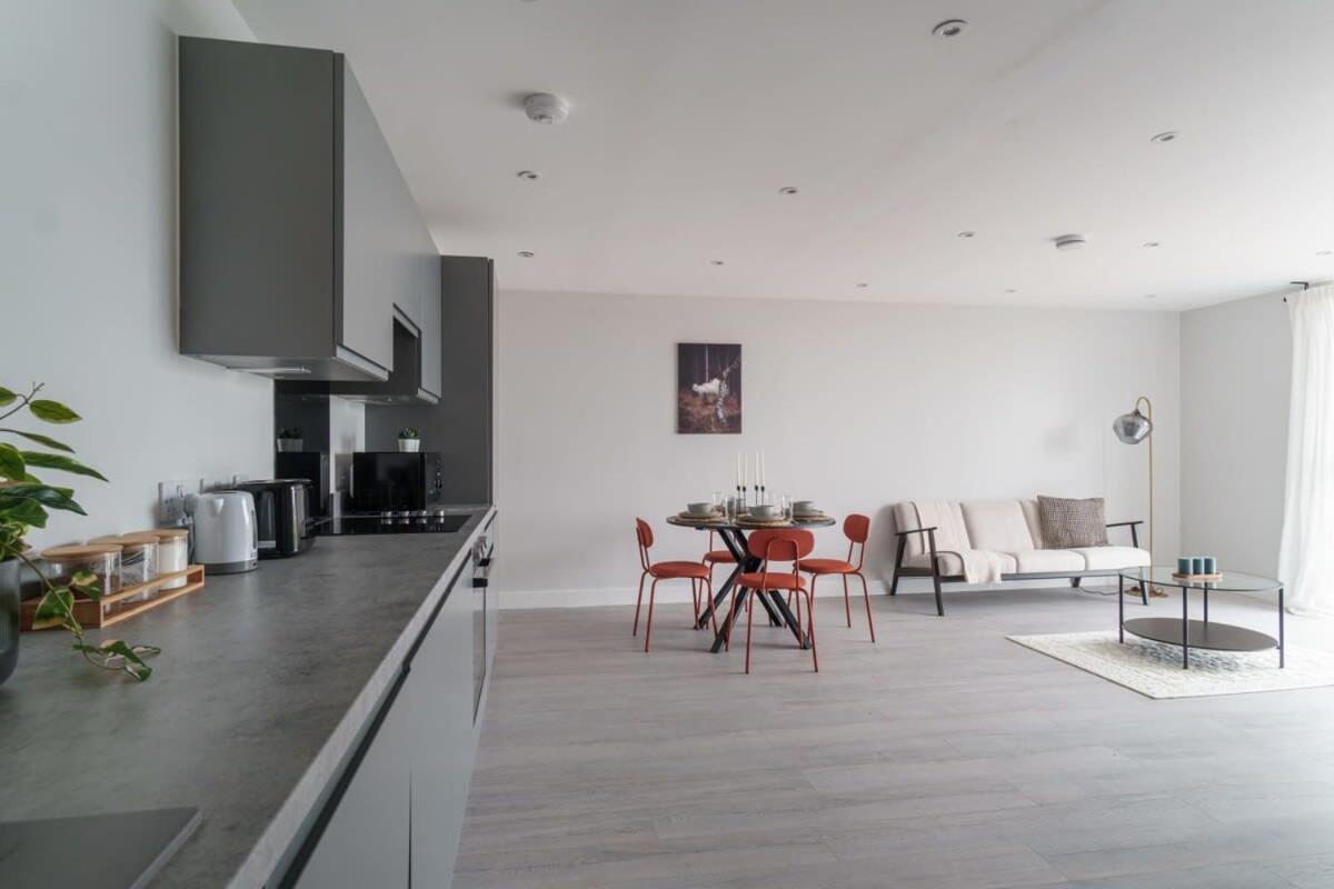 Fantastic 3 Bedroom Manchester Apartment Exterior photo