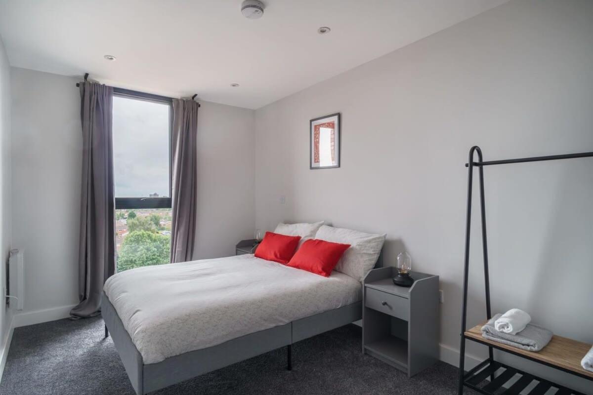 Fantastic 3 Bedroom Manchester Apartment Exterior photo